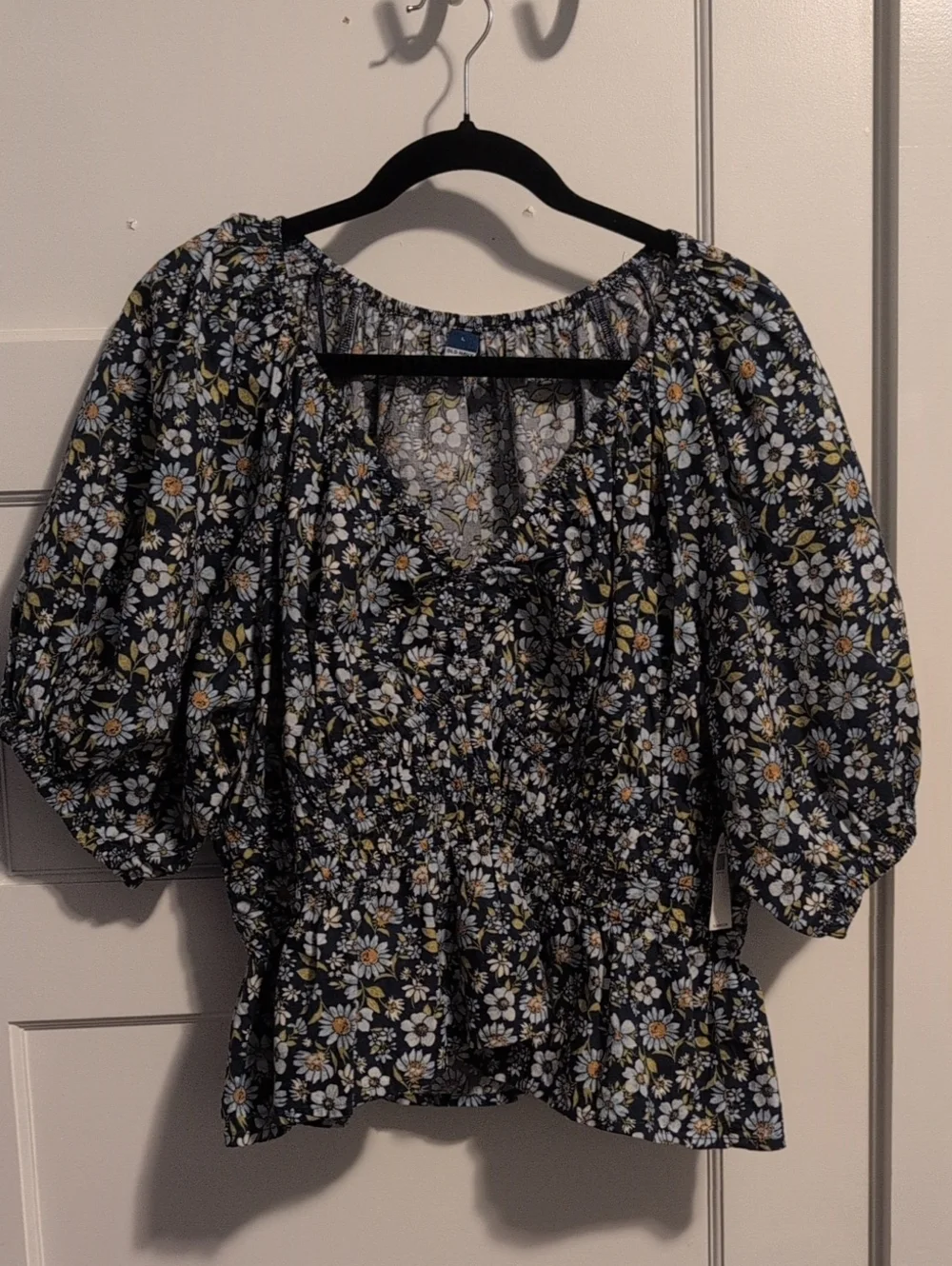 Old Navy Black Floral Puff-Sleeve Blouse with White & Yellow Daisies